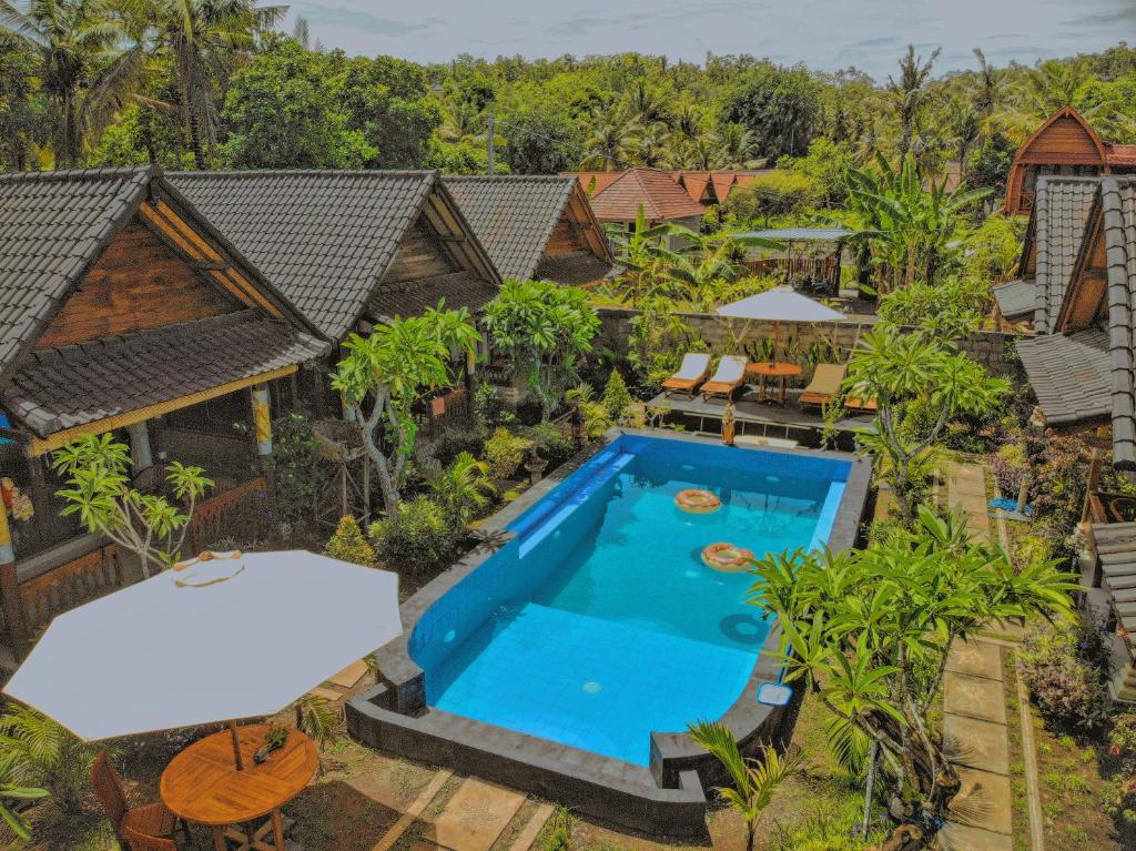 A piscina localizada em Mertasari Bungalows ou nos arredores