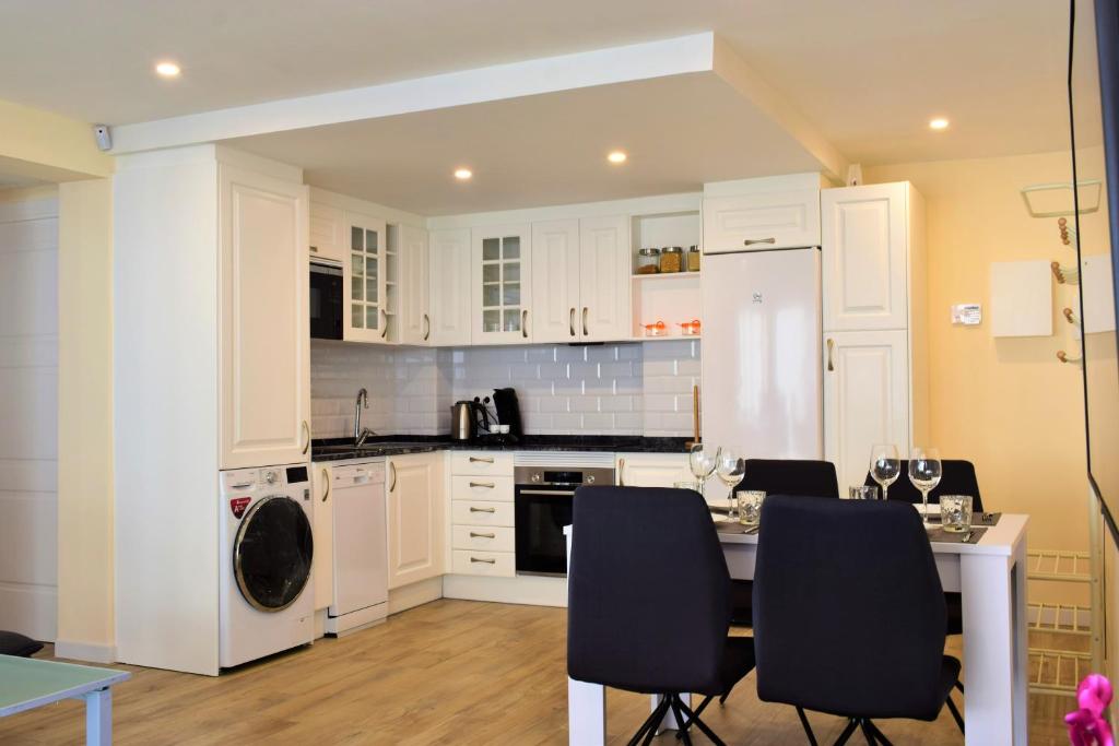 Kitchen o kitchenette sa Apartment in Salou next to the beach for families,WIFI