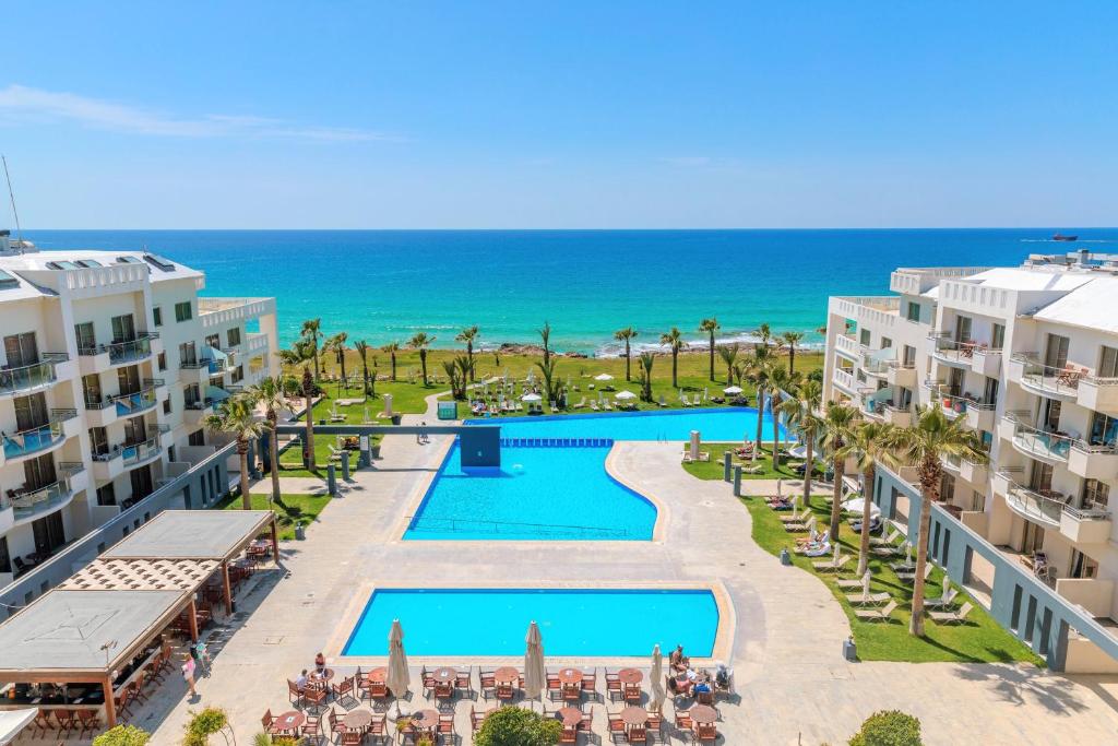 una vista aerea di un resort con piscina e oceano di Blue Lagoon Kosher Hotel (by Capital Coast Resort & Spa) a Paphos