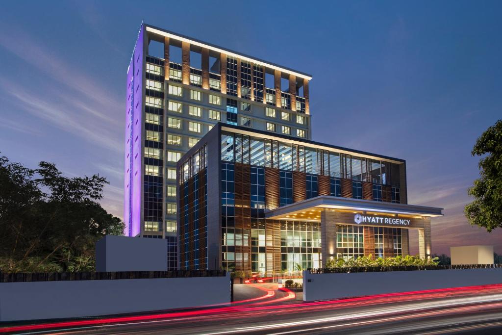 una rappresentazione di un edificio alto di notte di Hyatt Regency Thrissur a Trichūr