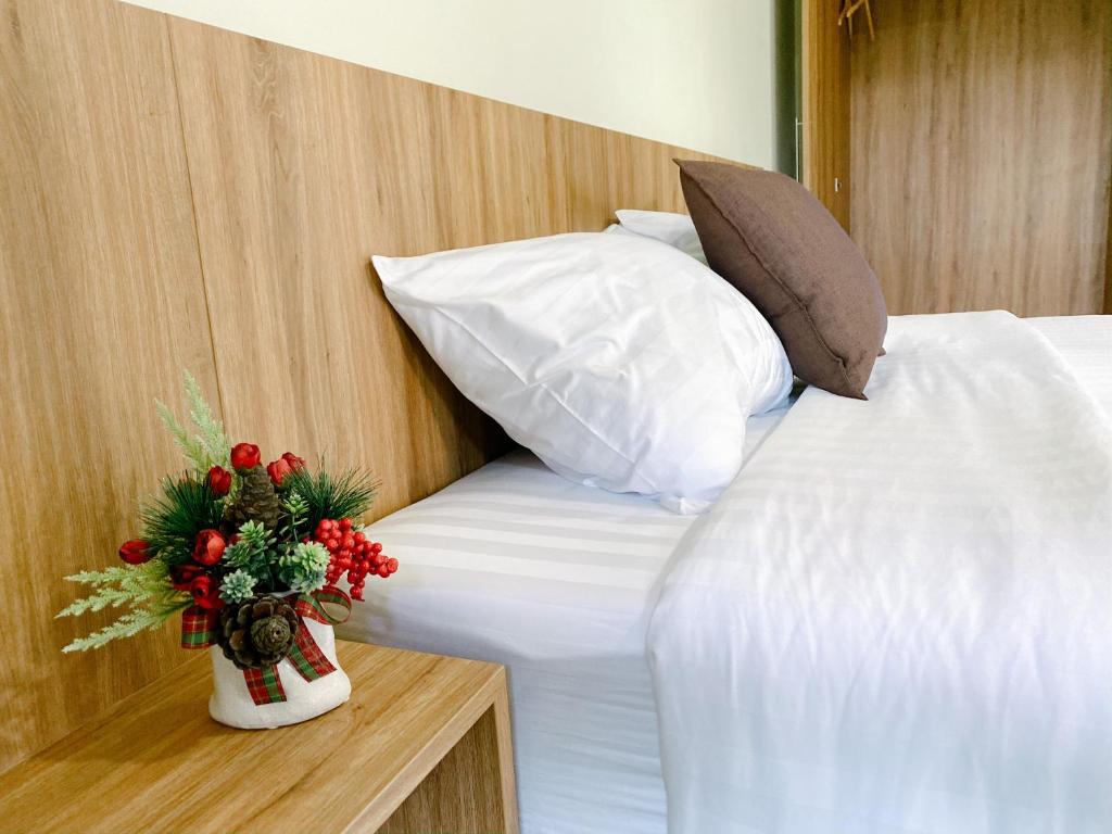 - une chambre avec un lit orné de décorations de Noël dans l'établissement Nai Yang Residence, à Nai Yang Beach