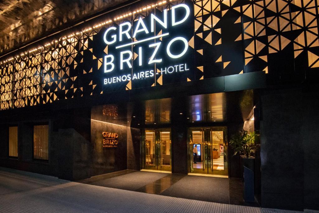 een winkel voor een gebouw met een bord erop bij Hotel Grand Brizo Buenos Aires in Buenos Aires