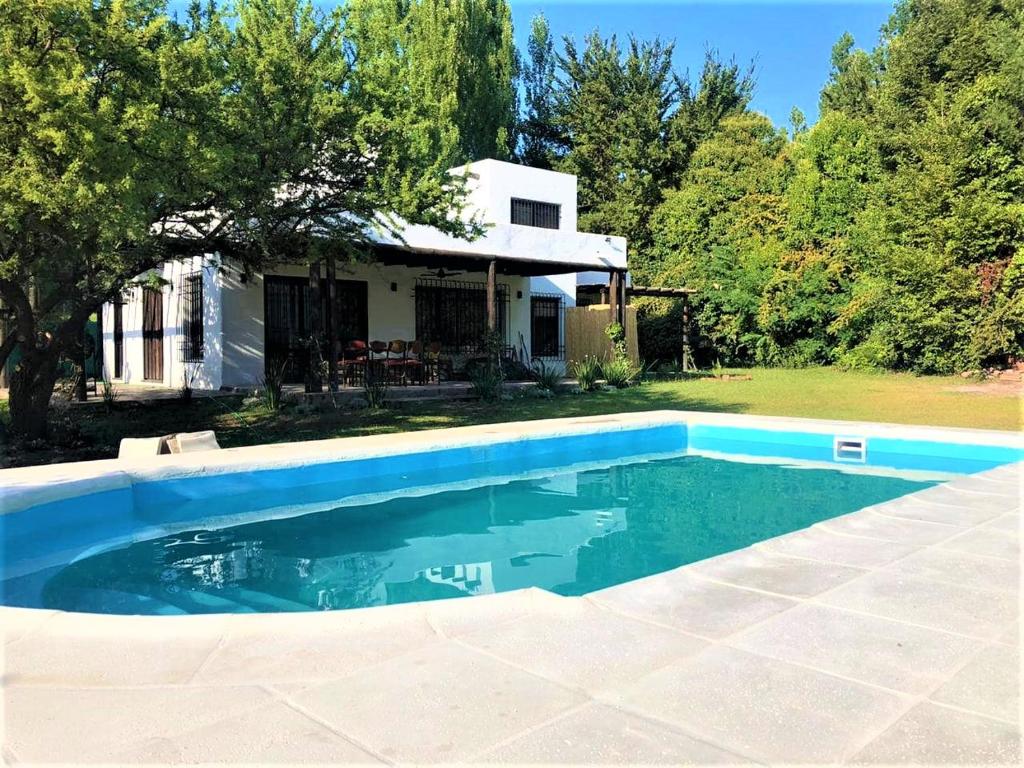 una piscina di fronte a una casa di La Armonie de Chacras a Chacras de Coria