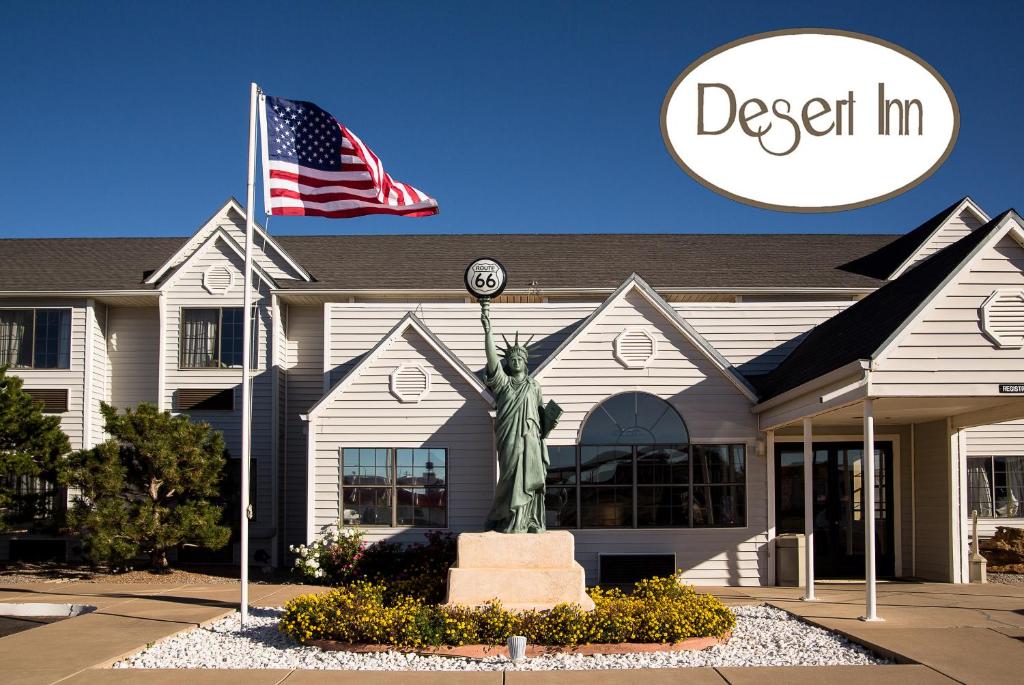 eine Statue vor einem Gebäude mit den Worten Wüstengasthaus in der Unterkunft Desert Inn Tucumcari in Tucumcari