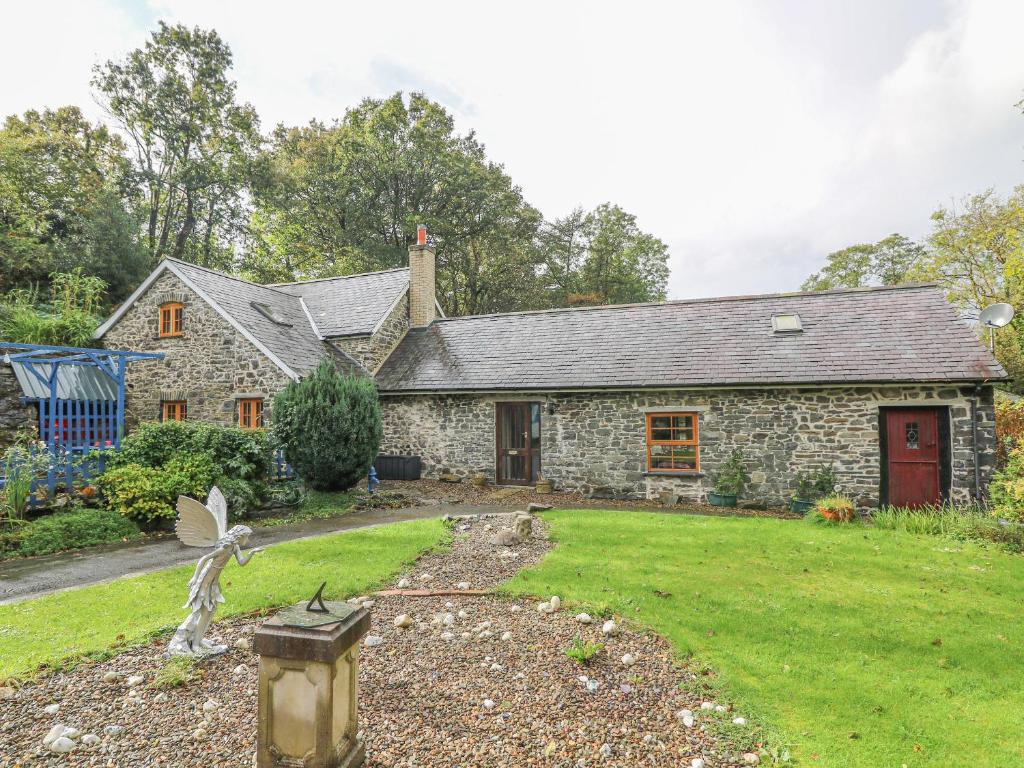 een stenen huis met een tuin ervoor bij Felin Iago in Aberystwyth