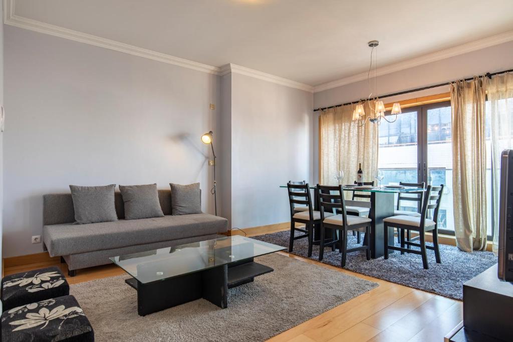 sala de estar con sofá y mesa en LovelyStay - Modern apartment in Anjos, en Lisboa