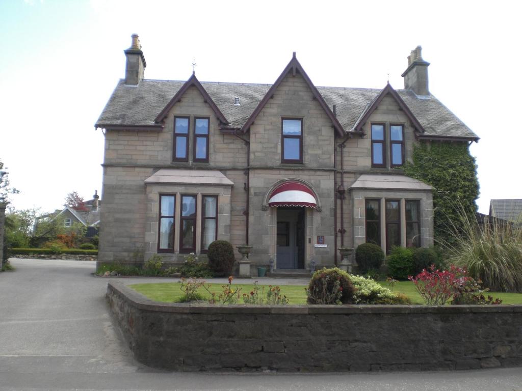 een groot huis met een oprit ervoor bij Moraydale Guest House in Elgin