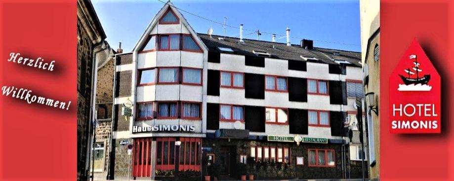 ein großes Hotelgebäude mit einem Schneeballschild in der Unterkunft Hotel Simonis Koblenz in Koblenz