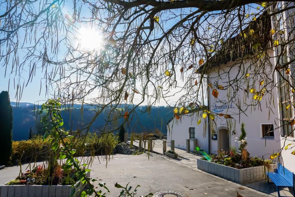 uma vista do jardim de uma casa em Landhotel Donaublick em Obernzell