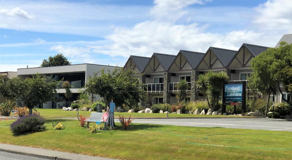 un grande edificio sul lato di una strada di Fiordland Lakeview Motel and Apartments a Te Anau