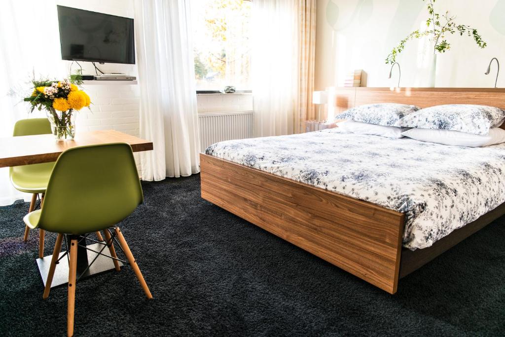 1 dormitorio con cama, escritorio y silla en B&B De Dream, en Leeuwarden