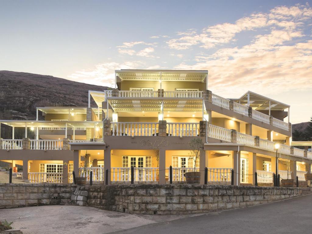 um grande edifício amarelo no lado de uma colina em Mont d'Or Hotel Clarens em Clarens