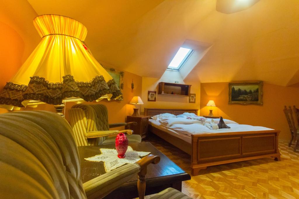 A bed or beds in a room at Hotel Villa Hubertus Kutno