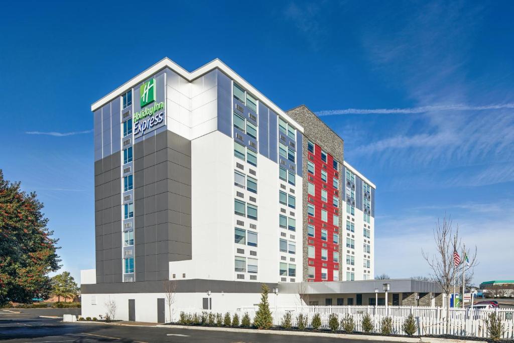 een kantoorgebouw met een rood-wit gebouw bij Holiday Inn Express Richmond - Midtown, an IHG Hotel in Richmond