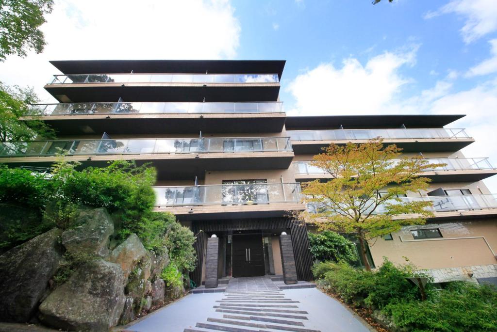 un bâtiment avec une passerelle devant lui dans l'établissement Yutorelo-an ANNEX, à Hakone