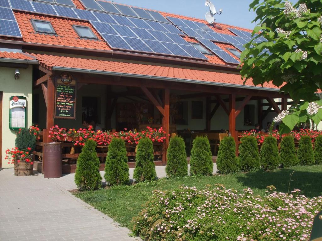 un edificio con pannelli solari sul tetto di Hotel Selsky Dvur a Vyškov