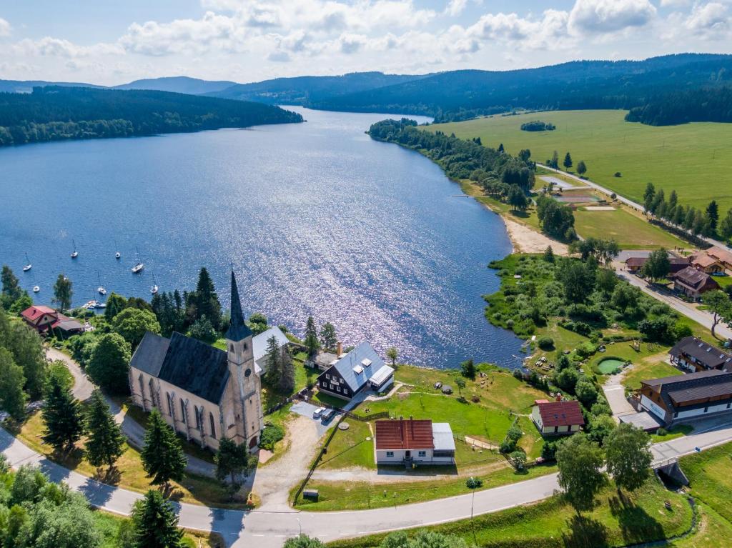 - une vue aérienne sur une ville et un lac dans l'établissement Marvelous lake view apartments - Jezerka Lipno, à Přední Výtoň