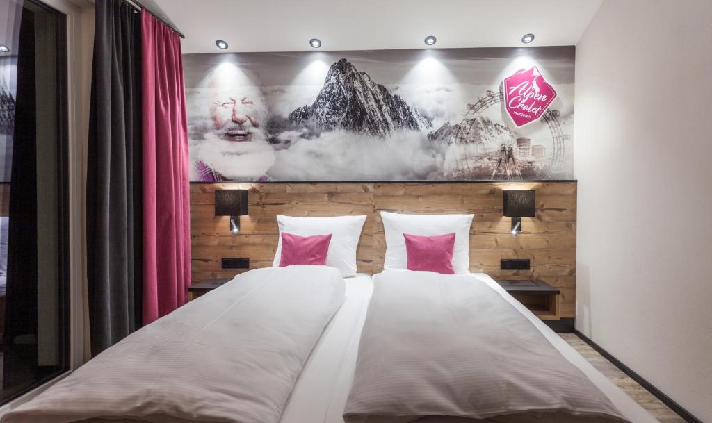 una camera da letto con un grande letto con cuscini rosa di Alpenchalet Montafon a Gaschurn