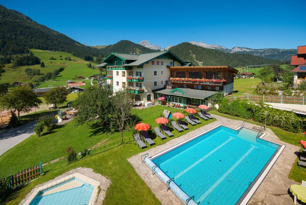 uma vista aérea de um resort com uma piscina em Wohlfühlresort und Feriengut Martinerhof em Sankt Martin am Tennengebirge