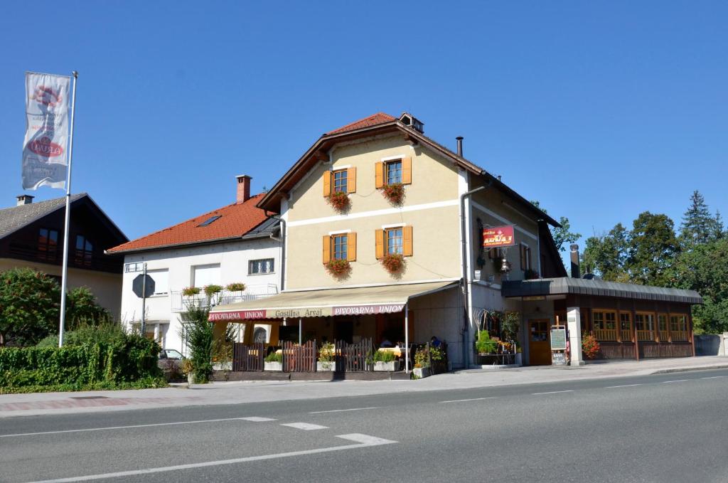 un edificio sul lato di una strada di Guest House Arvaj a Kranj