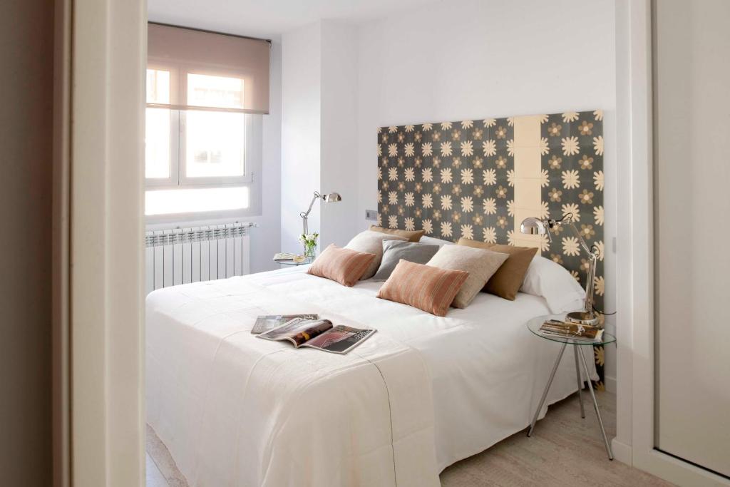 Un pat sau paturi într-o cameră la Eric Vökel Boutique Apartments - Atocha Suites