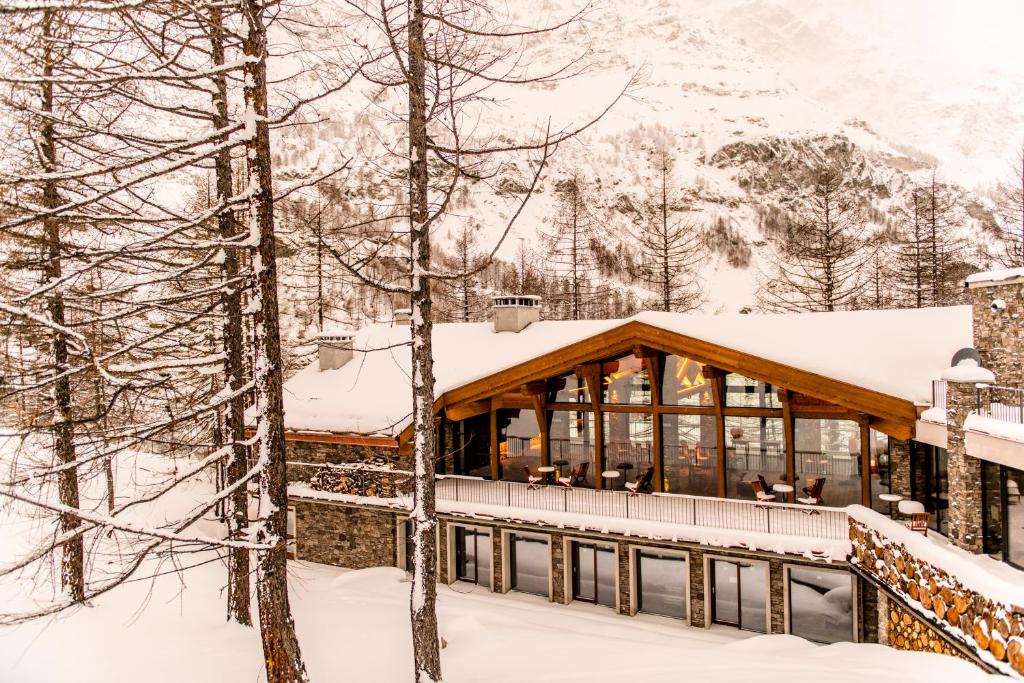 a lodge in the snow with snow covered trees at Les Neiges D'Antan in Breuil-Cervinia