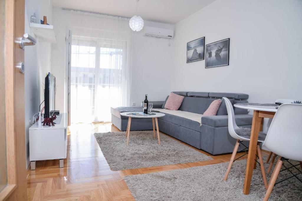 Uma TV ou centro de entretenimento em Apartment ''Dream&Relax'' Trebinje