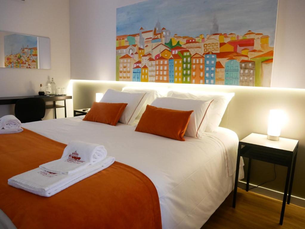 Giường trong phòng chung tại Serra do Pilar Porto Suites