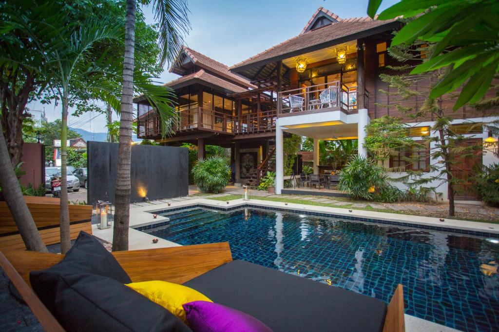 Poolen vid eller i närheten av Tolani Northgate Villa Chiang Mai