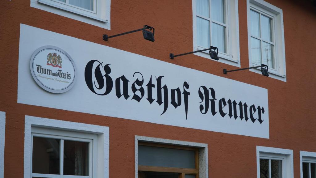 Gasthof/ Pension Renner في Thalmassing: علامة على جانب المبنى