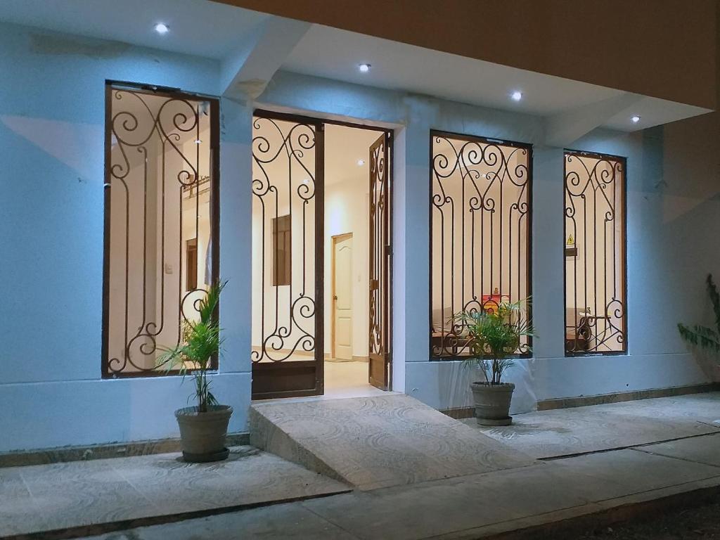 una puerta delantera de una casa con puertas de hierro forjado en Hotel Isla Vela Paracas, en Paracas