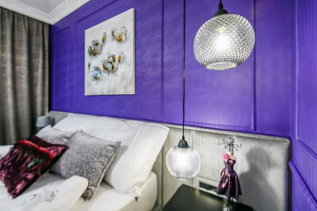 um quarto roxo com um sofá e uma mesa em DiVine Luxury Apartment Purple em Zadar