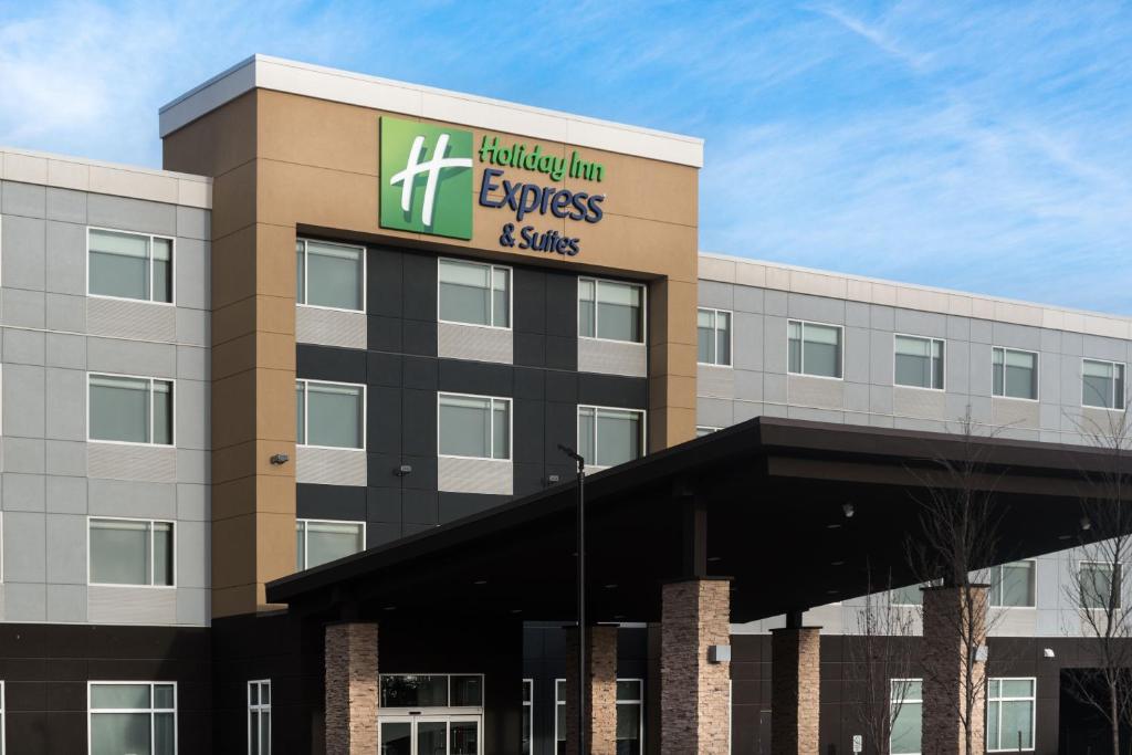 een kantoorgebouw met een hilton werknemers en vaardigheden op te tekenen bij Holiday Inn Express & Suites - West Edmonton-Mall Area, an IHG Hotel in Edmonton