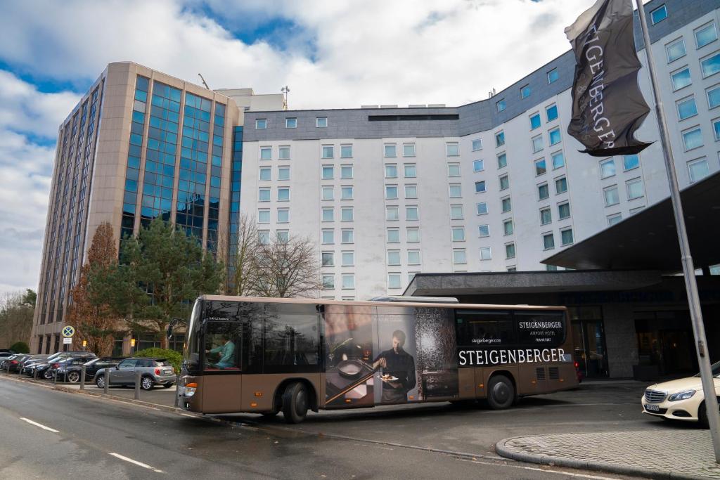 Przed budynkiem stoi autobus w obiekcie Steigenberger Airport Hotel Frankfurt w Frankfurcie nad Menem