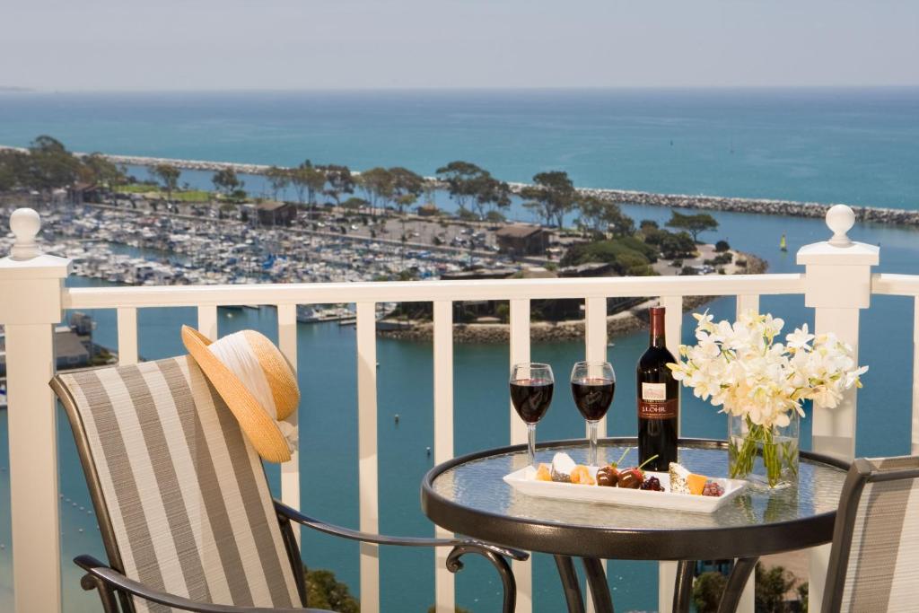 un tavolo con due bicchieri di vino e un vassoio di cibo di Blue Lantern Inn, A Four Sisters Inn a Dana Point