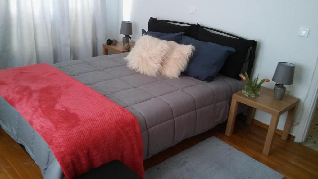 - une chambre avec un lit et une couverture rouge dans l'établissement Central Location, à Nauplie