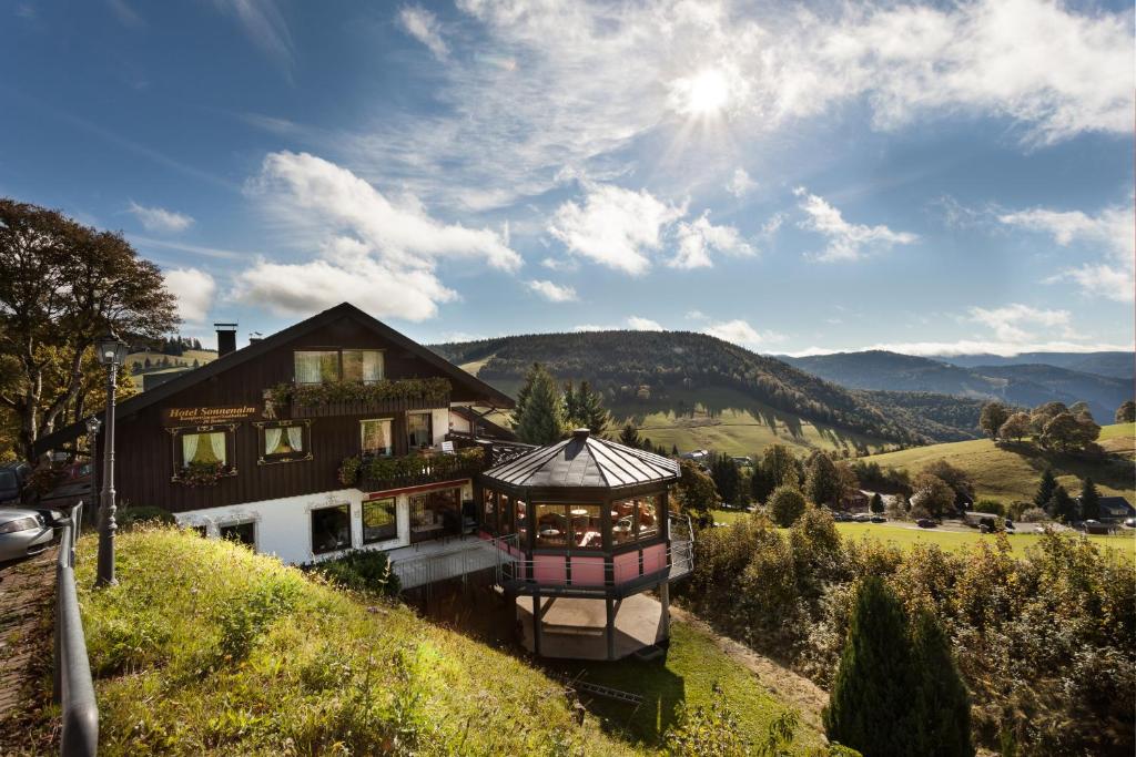 una casa in cima a una collina di Bergseele Privat- & Retreathotel Schwarzwald a Todtnauberg