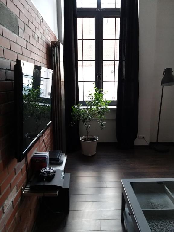 un soggiorno con una parete in mattoni e una finestra di LOFT 314 a Żyrardów