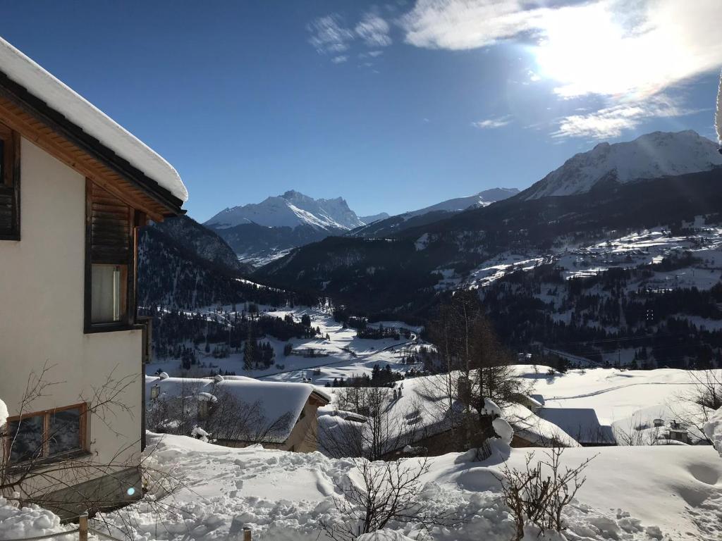 widok na pokrytą śniegiem dolinę z górami w obiekcie Mountain Suite w mieście Brienz