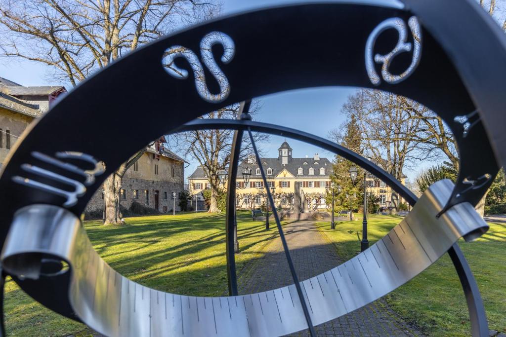 un riflesso di un edificio in una finestra rotonda di Jagdschloss Hotel Niederwald a Rüdesheim am Rhein