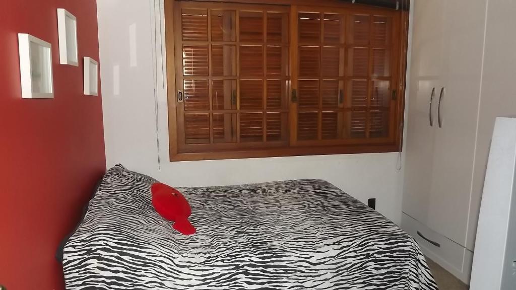 Cama ou camas em um quarto em Alugo quarto com internet