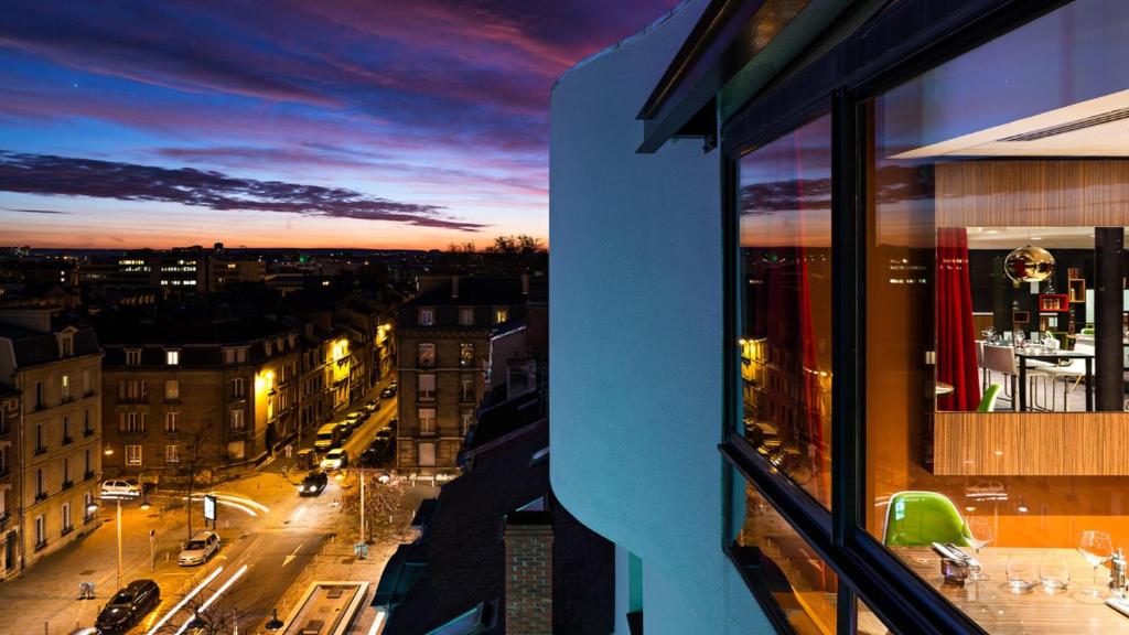 una vista desde una ventana de una ciudad al atardecer en Holiday Inn Reims Centre, an IHG Hotel, en Reims