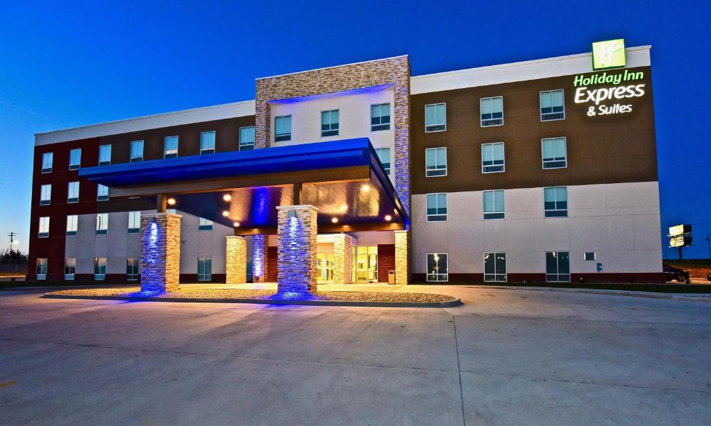 un edificio con una hall con luci blu di Holiday Inn Express & Suites - Perryville I-55, an IHG Hotel a Perryville