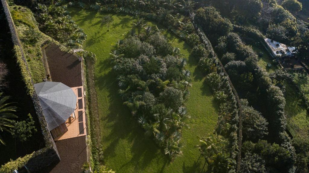 una vista aérea de un jardín con sombrilla en Atlantico Apartments, en Ribeira Grande