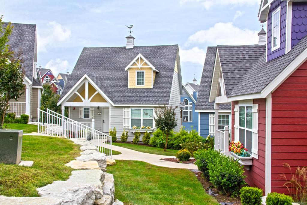 Une rangée de maisons dans un quartier résidentiel dans l'établissement Stormy Point Village, à Branson