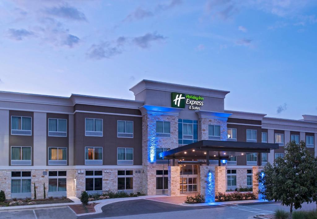 een hotel met een bord aan de voorzijde bij Holiday Inn Express & Suites Austin NW - Four Points, an IHG Hotel in Four Points