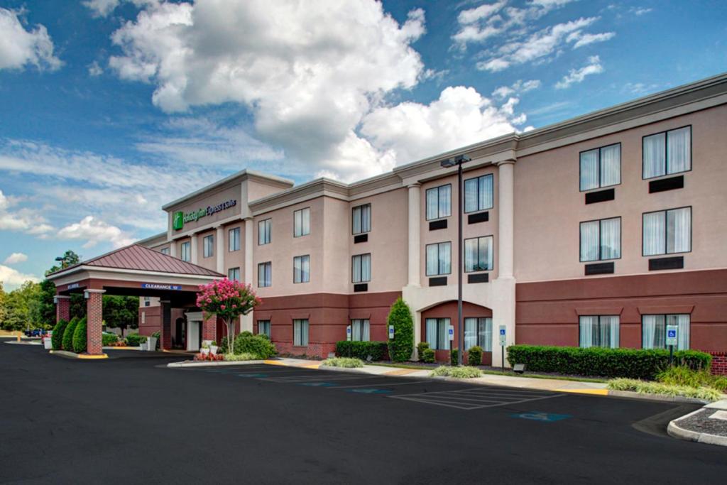 ein Hotel mit Parkplatz in der Unterkunft Holiday Inn Express Ashland, an IHG Hotel in Ashland