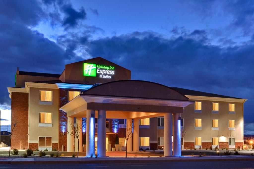 budynek hotelowy z altaną przed nim w obiekcie Holiday Inn Express Hotel & Suites Albuquerque Airport, an IHG Hotel w Albuquerque