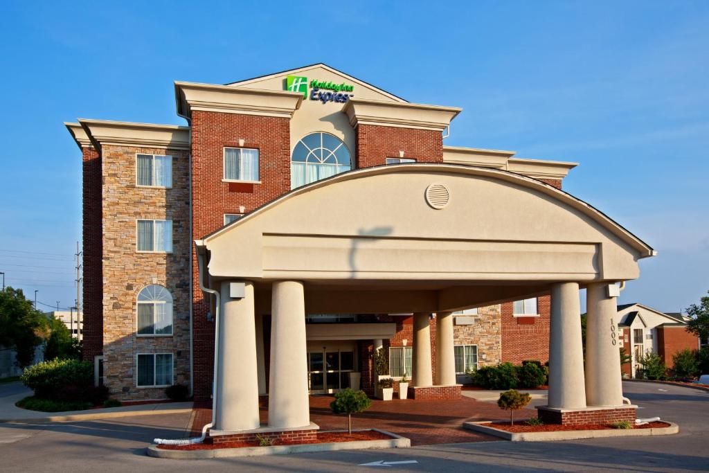 un edificio con un grande arco davanti di Holiday Inn Express Hotel & Suites Lexington-Downtown University, an IHG Hotel a Lexington