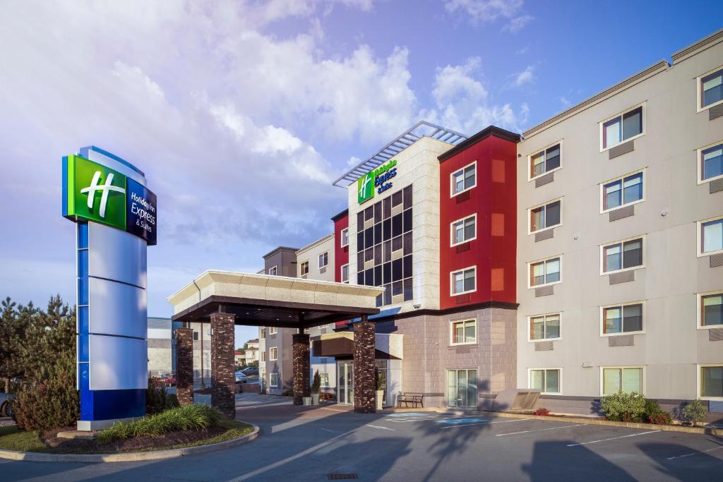 un hotel con un cartello di fronte a un edificio di Holiday Inn Express & Suites Halifax - Bedford, an IHG Hotel a Halifax